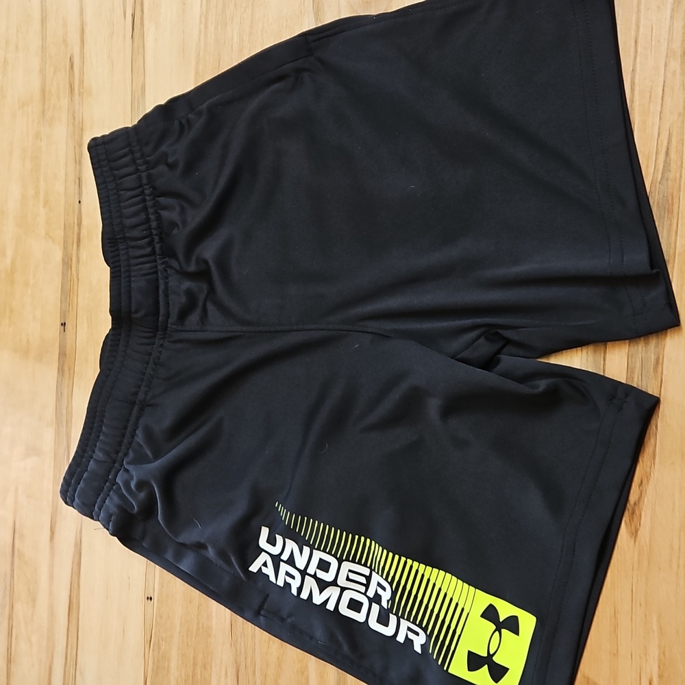 Under Armour Boys Shorts Medium Black